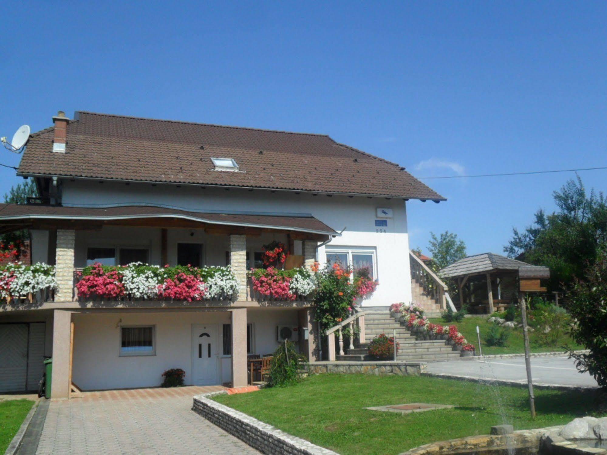Guesthouse Sara 그라보바츠 외부 사진